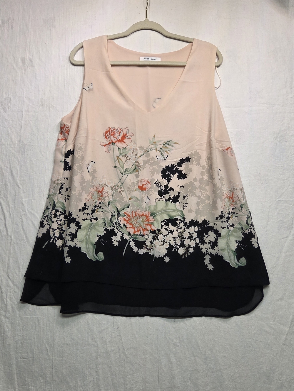 Rose & Olive Blush to Black Floral V-Neck Sleeveless Camisole.      Size 1X.